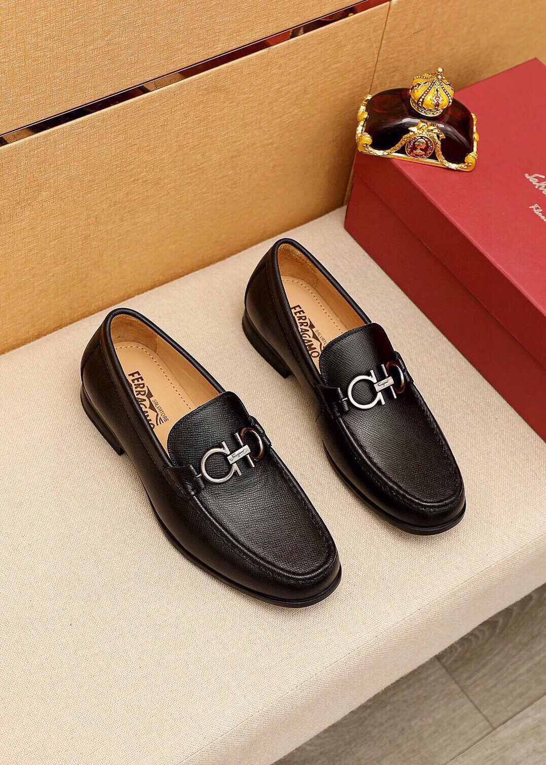 Men's shoes 💰480 💐 Product trademark: Ferragamo "Ferragamo" casual leather shoes Regular size: 38-44 (45🉑️customized) Product materials: Selected imported first-layer cross-grain cowhide leather upper + luxury hardware buckle, imported water-dyed cowhide leather lining. Strong three-dimensional visual effect, original outsole color: 4⃣️seed leather materials available